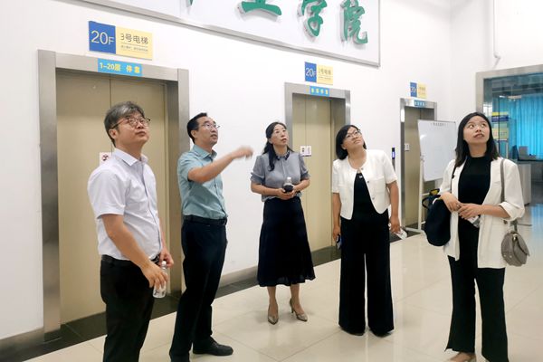 参观甘肃农业大学一楼一凤
教学科研平台_副本.jpg