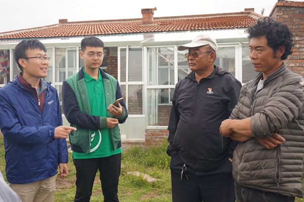 a1cd43a2adcc45ffb672e130742636de.jpg 调研团队与牧民交流.jpg