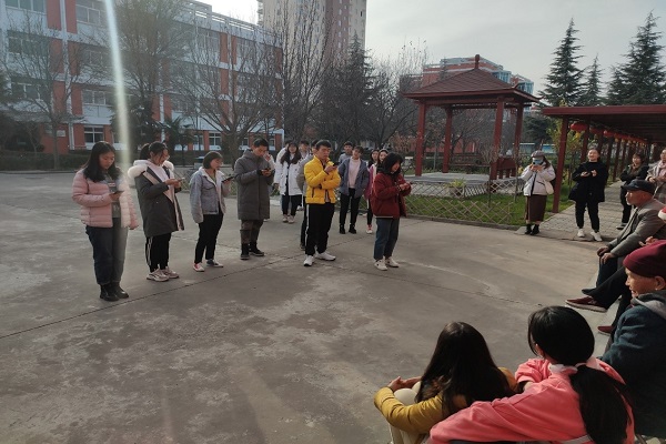 04f1803f88f74d768f966b230cf2ec10.jpg 志愿者们为老人们表演节目.jpg