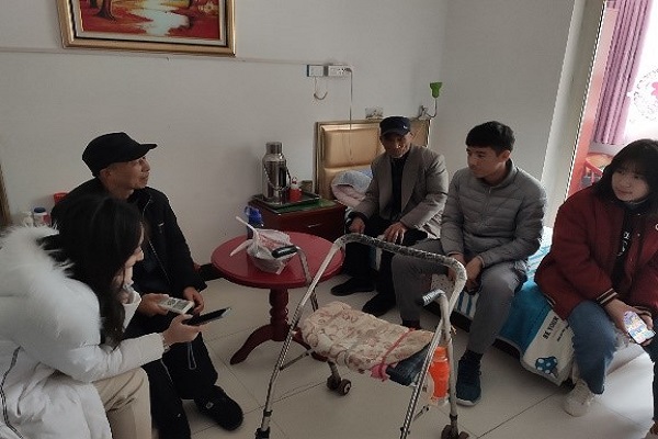 182be9ff6bb14bb3aa1c24190463a77f.jpg 志愿者和老人话家常.jpg