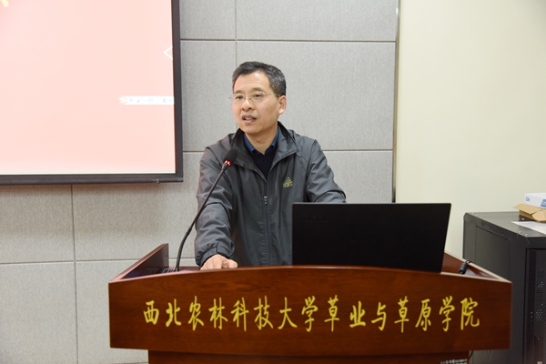 714bc0f738b24580af0fddd2e3e10101.jpg 学院党总支副书记领学.JPG