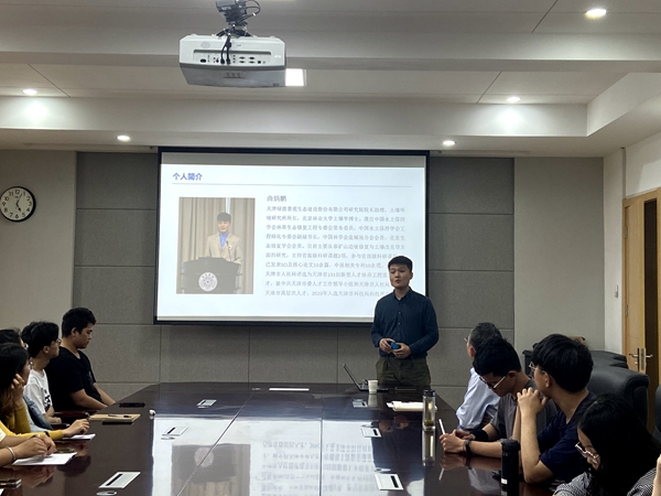 5aafff3b8993452591ac180338edffe7.jpg 曲炳鹏博士作报告.JPG