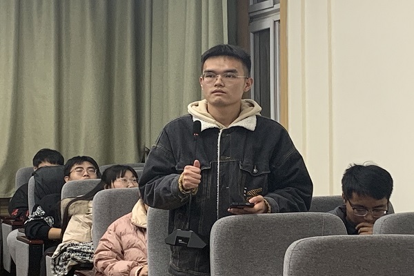 19acfcdf74494d558dbd54375885fd72.jpg 学生与主讲人互动交流.jpg