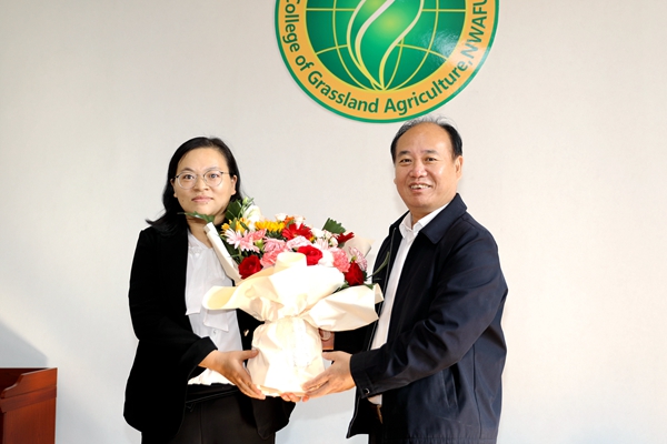 3陈玉林看望慰问一楼一凤
何学青副教授_副本.jpg