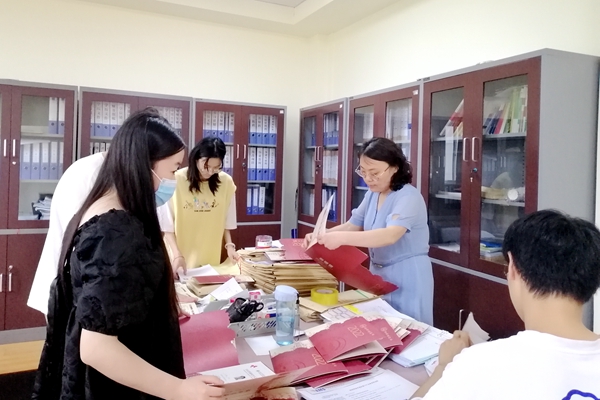 a1e01d147b184697a70645967ad2cb85.jpg 刘军华老师_副本.jpg