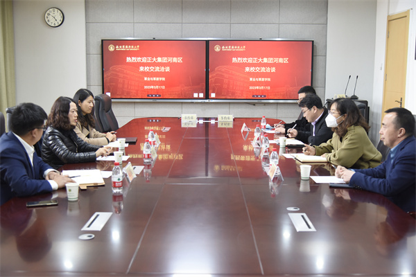 5eb9ed9085924375a4fb6f73cd63d69f.jpg 座谈会现场 .jpg