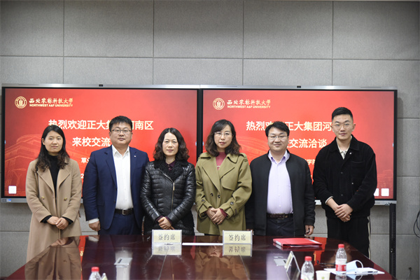 ba1c18cdb7eb473aa1c96566acb3b01c.jpg 与会人员合影留念.jpg