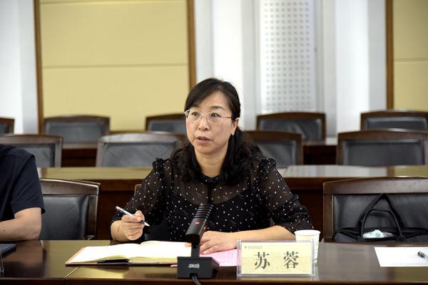 一楼一凤
党委书记苏蓉主持座谈会.jpg